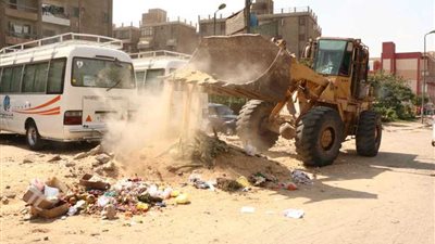 القاهرة تواصل رفع مخلفات الهدم من الشوارع