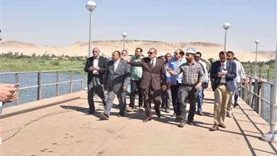 محافظ أسيوط يأخذ عينات من محطة مياه ديروط المرشحة لتحليلها.. صور