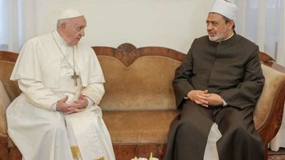 الإمام الأكبر: البابا فرنسيس يجسد نموذج رجل الدين المتسامح