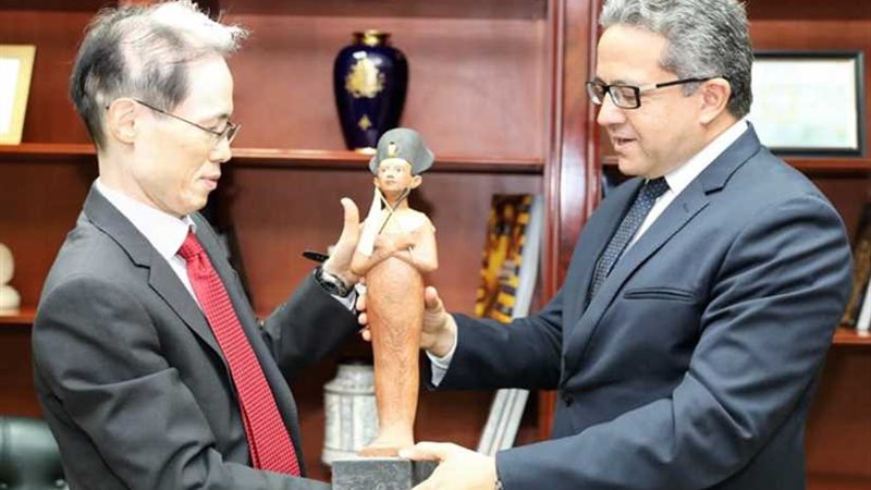 وزير الآثار يستقبل