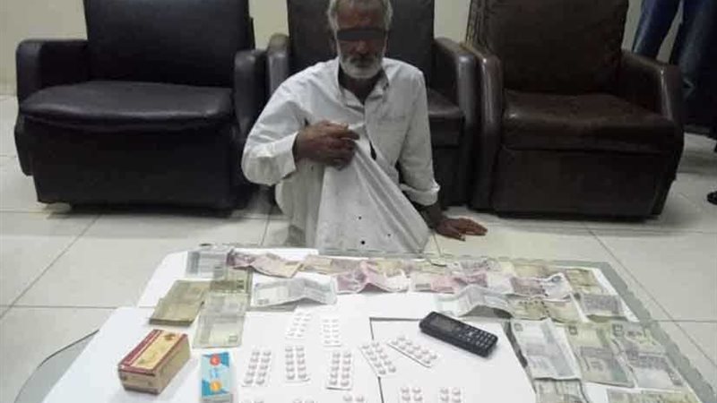 القبض على 3 تجار