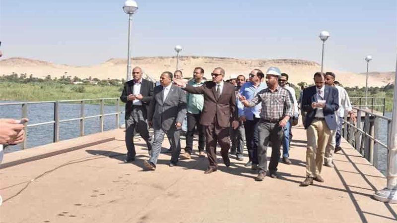 محافظ أسيوط يأخذ