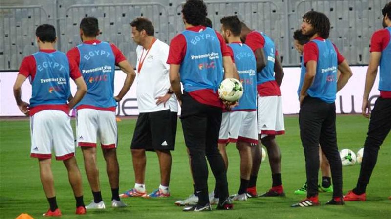 المنتخب الوطني يؤدي