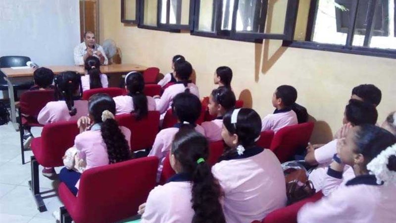 علمُ يرفرف وجنود