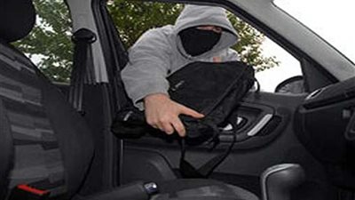 سائق يكسر زجاج سيارة ويستولى على 50 ألف جنيه في مدينة نصر