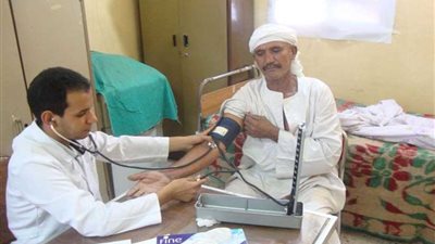 فحص 1006 حالات فى قافلة طبية ببنى سويف