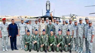 شاهد .. الرئيس السيسي يتفقد قاعدة جوية و