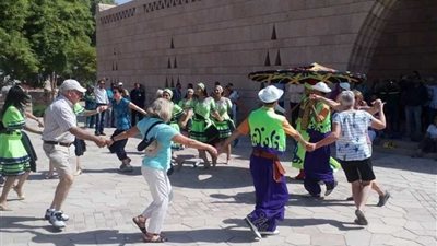 السياح يشاركون فرقة الحرية زفتهم السكندرية