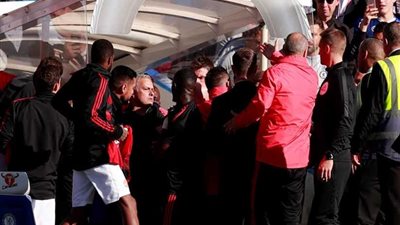 تعرف على قصة خناقة مورينيو ومساعد ساري.. ومواجهة جماهير البلوز بعد قمة تشيلسي ومانشستر يونايتد.. فيديو