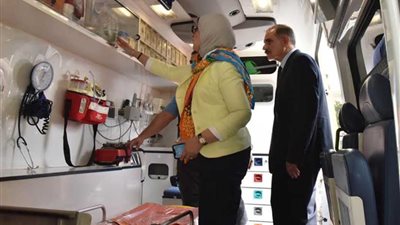 وزيرة الصحة ومحافظ أسيوط في سيارة الإسعاف.. 