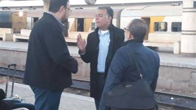 لتفقد المحطات.. الوزير يستقل قطار الإسكندرية