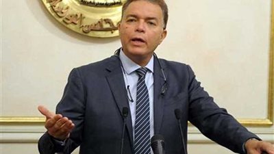 وزير النقل يستقل قطارا من بنها إلى الإسكندرية ويطمئن على مستوى الخدمة