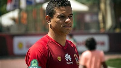 مدافع الأهلي يستقبل خبرا سعيدا بمعسكر الجزائر