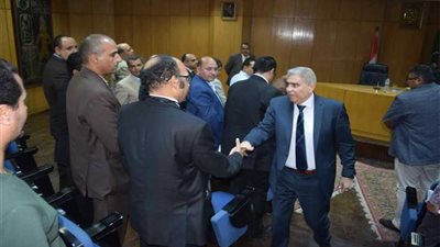 محافظ المنيا يبحث مشاكل المستثمرين