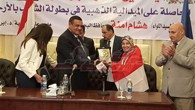 محافظ البحيرة يكرم 