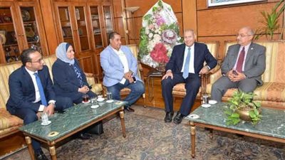 رئيس جامعة أسيوط يجدد عقد 