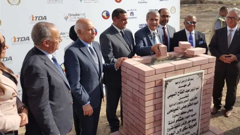 وزير التموين يضع