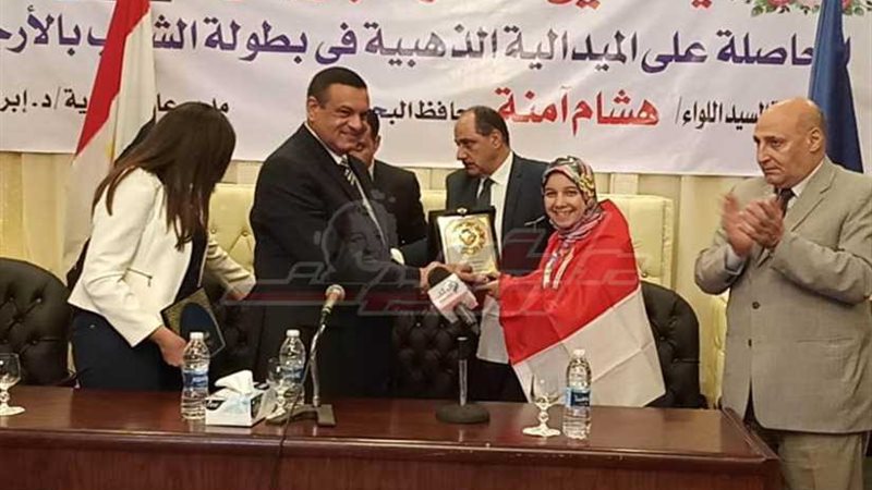 محافظ البحيرة يكرم