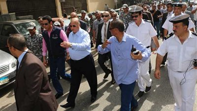 محافظ القاهرة يشرف على تطهير ميدان السيدة عائشة (صور)