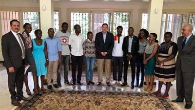السفير المصري في أوغندا يلتقي عددا من الشباب المشاركين في منتدى شباب العالم