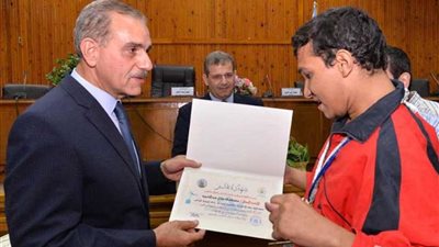 محافظ أسيوط يكرم فريق السباحة من ذوي الاحتياجات..صور