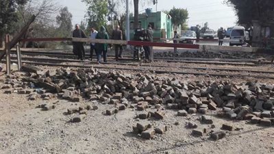 إغلاق مزلقان أبيوها بأبو قراقاص بالمنيا للصيانة