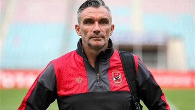 كارتيرون يعقد محاضرة فنية مع اللاعبين قبل مواجهة الوصل