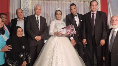 مدير أمن البحيرة يشارك عروسين حفل زفافهما (صور)