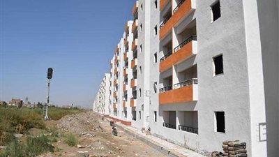 رئيس مركز أبوقرقاص بالمنيا، يتابع إنشاء 17 عمارة بطريق المنشأة