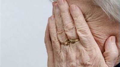 شاب عشريني يغتصب مسنّة عمرها 100 عام (فيديو وصور)