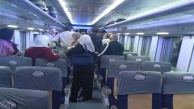 وزير الرياضة يودع أول فوج بقطار الشباب من محطة مصر متوجها إلى أسوان.. صور