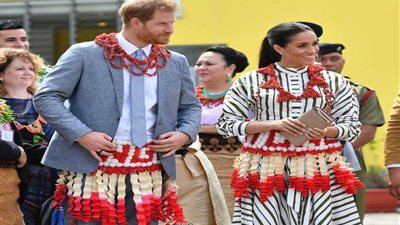بالصور.. هاري وميجان يرتديان ملابس تونجا التقليدية