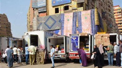 الجيزة تواجه جشع التجار بقوافل تموينية تبيع بنصف الثمن
