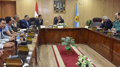 محافظ أسيوط يشدد على الانتهاء من خطط الرصف وإلزام الشركات برد الشيء لأصله