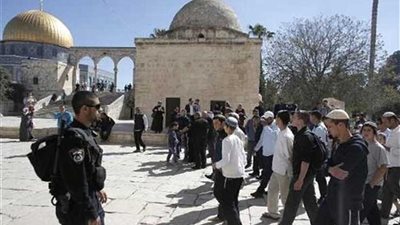 مستوطنون يقتحمون الأقصى وسط حراسة شرطة الاحتلال الإسرائيلي