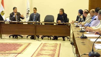 محافظ بني سويف يرأس اجتماع مشروع الدواجن ويطالب بخطة للتوسع في المشروعات الإنتاجية