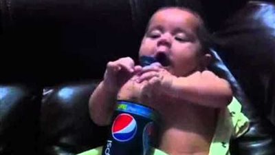 السجن لأب يطعم طفليه الكولا والبسكويت