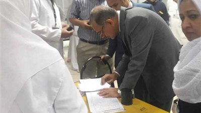 محافظ أسيوط يتفقد المستشفى المركزي.. (صور)