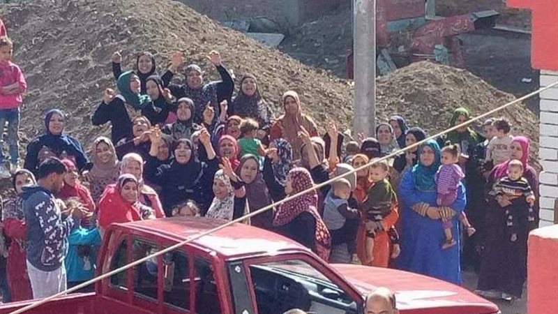 تجمهر أمام مدرسة