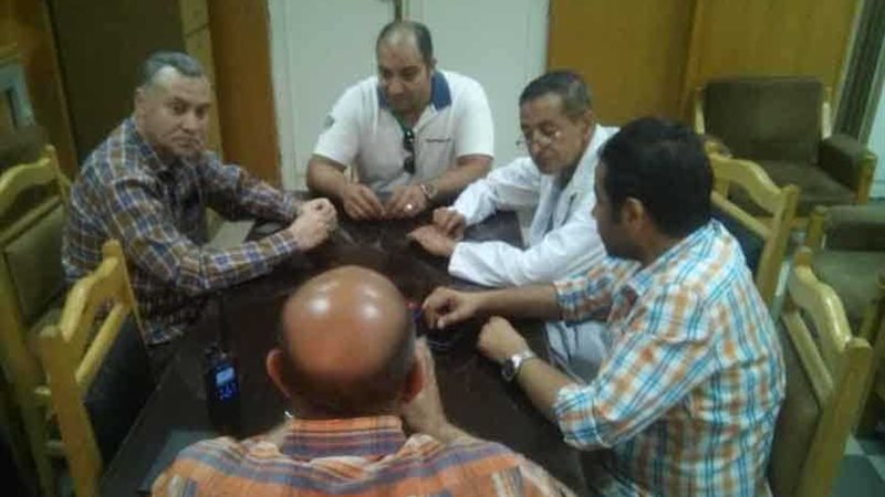 إحالة 90 طبيبًا وإداريًا