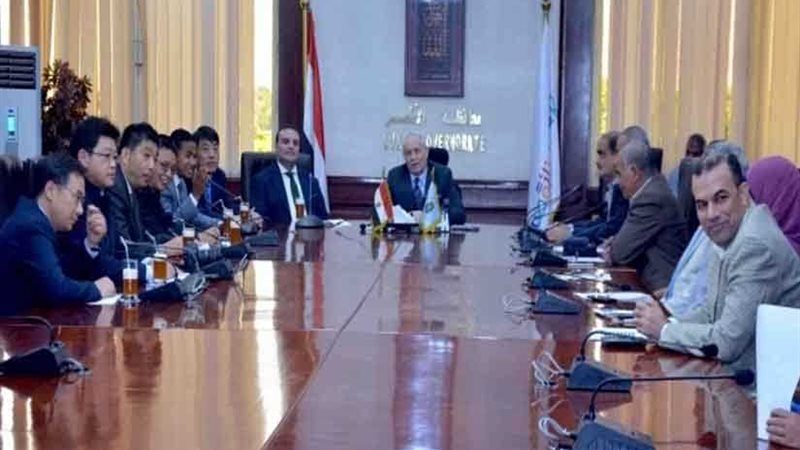 محافظ الأقصر يبحث