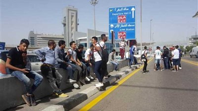 بالصور.. وصول يد الزمالك للقاهرة وسط حضور جماهيري كبير بعد الفوز بكأس افريقيا