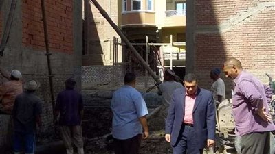 ملوي تجمل شوارعها بدهان اعمدة الإنارة والبلدورات