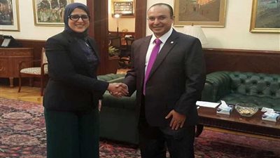 وزيرة الصحة تكرم مدير مستشفى الإبراهيمية بالشرقية