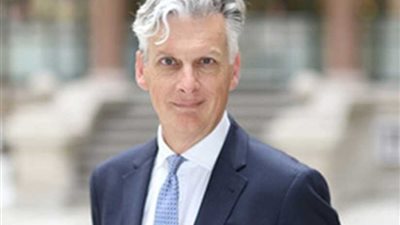 السفير البريطاني والفنانة إسعاد يونس يفتتحان معرض 