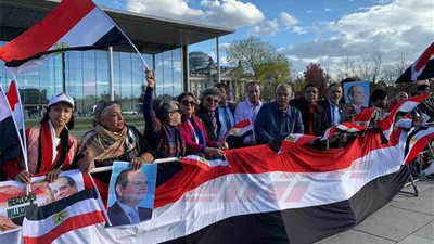 العلم المصري وتسلم الأيادي شريك المصريين المرحبين بالرئيس في ألمانيا