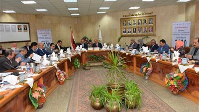 محافظ أسيوط يشارك في اجتماع مجلس الجامعة لأول مرة.. 