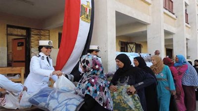 الداخلية توزع بطاطين وسلع غذائية على المواطنين بالبحيرة