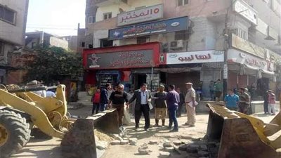 مغاغة تزيل الإشغالات والتعديات على الطريق العام