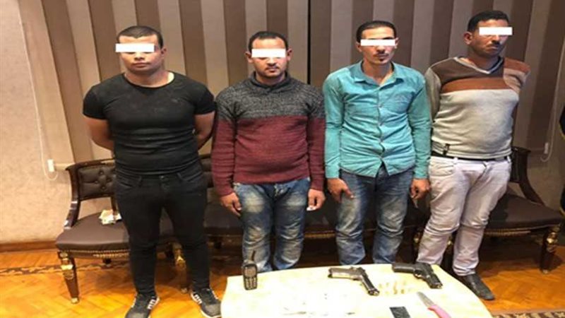 القبض على 4 انتحلوا